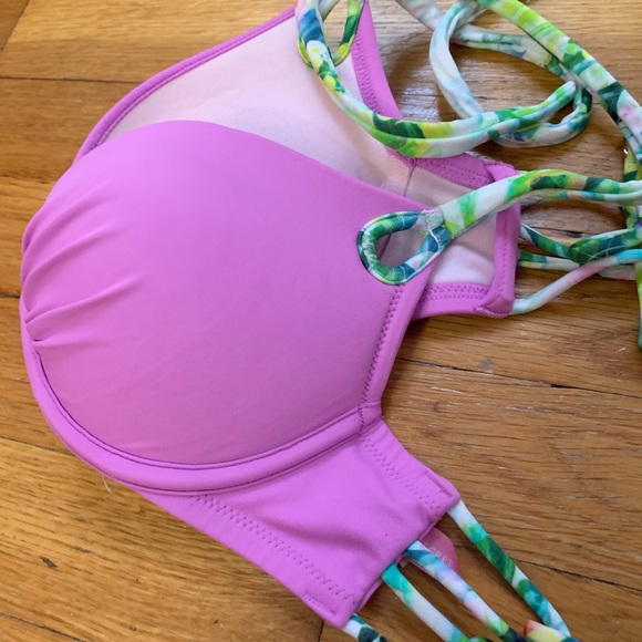 Bundle of Two VS push-up bathing suit tops - Picture 6 of 8